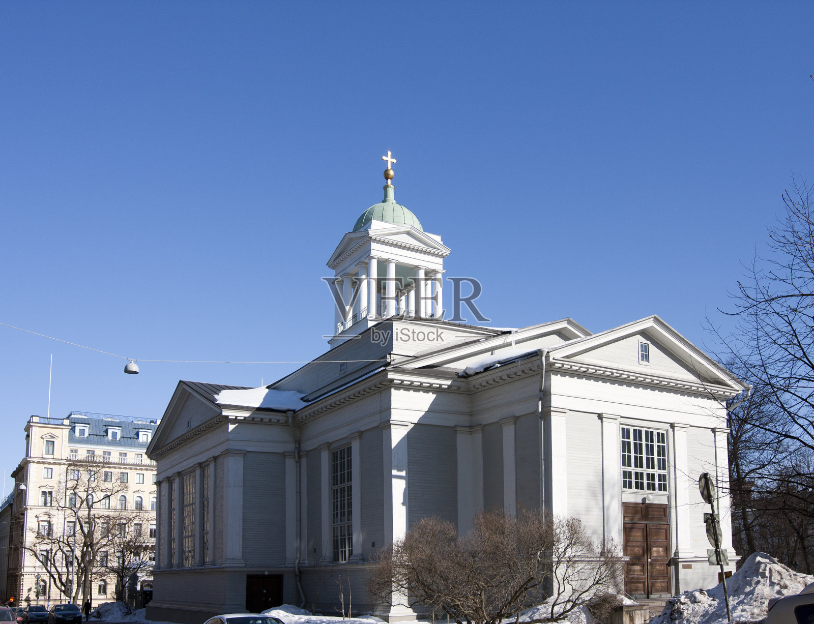 芬兰赫尔辛基市中心的老教堂。照片摄影图片