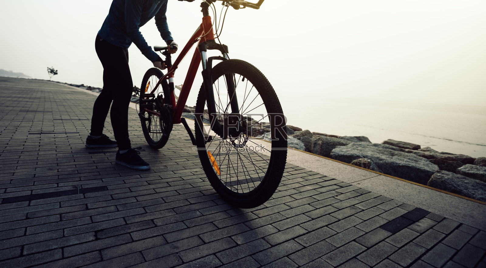 骑自行车的人在海岸上骑山地车照片摄影图片