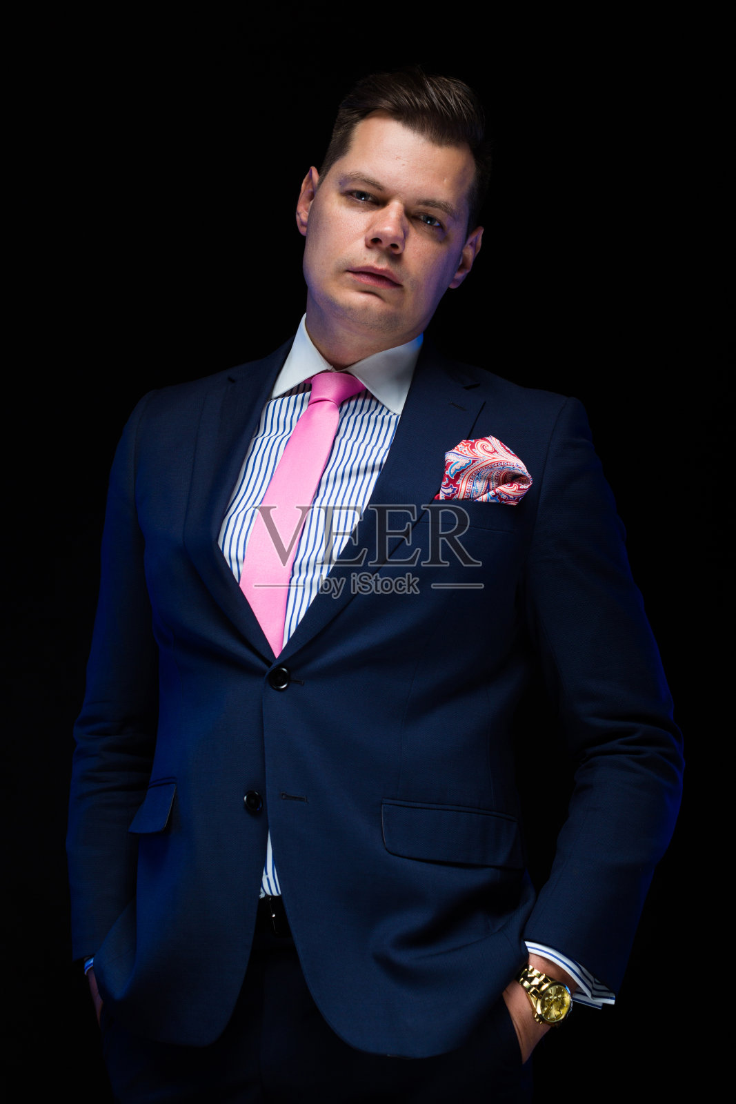 一个自信英俊的商人在黑色背景下看着相机照片摄影图片