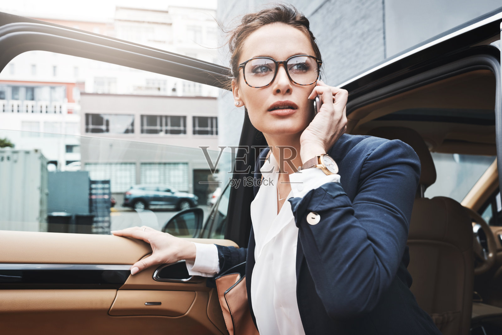 我在外面，在路上照片摄影图片