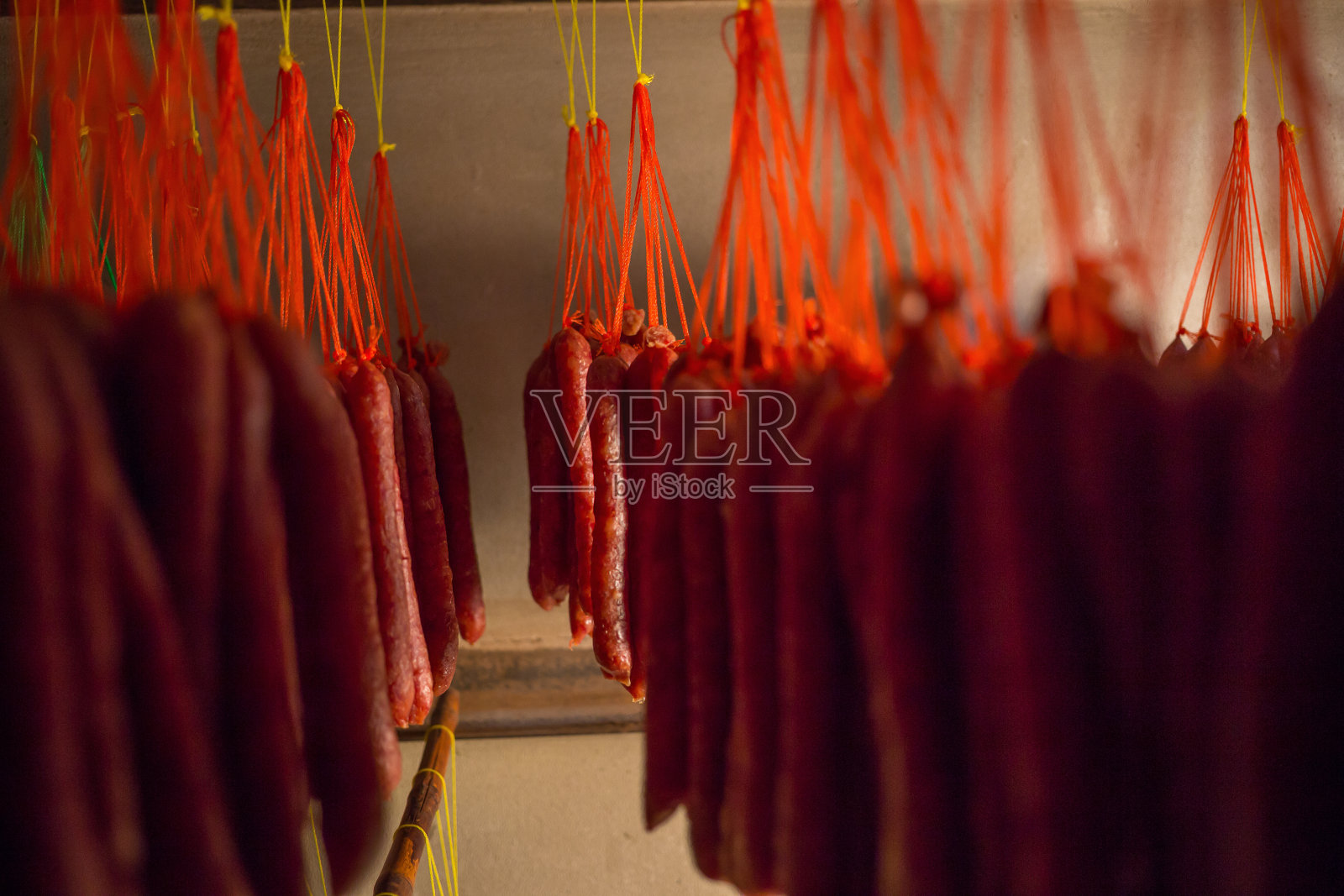 架子上挂着新鲜和干燥的中国香肠照片摄影图片