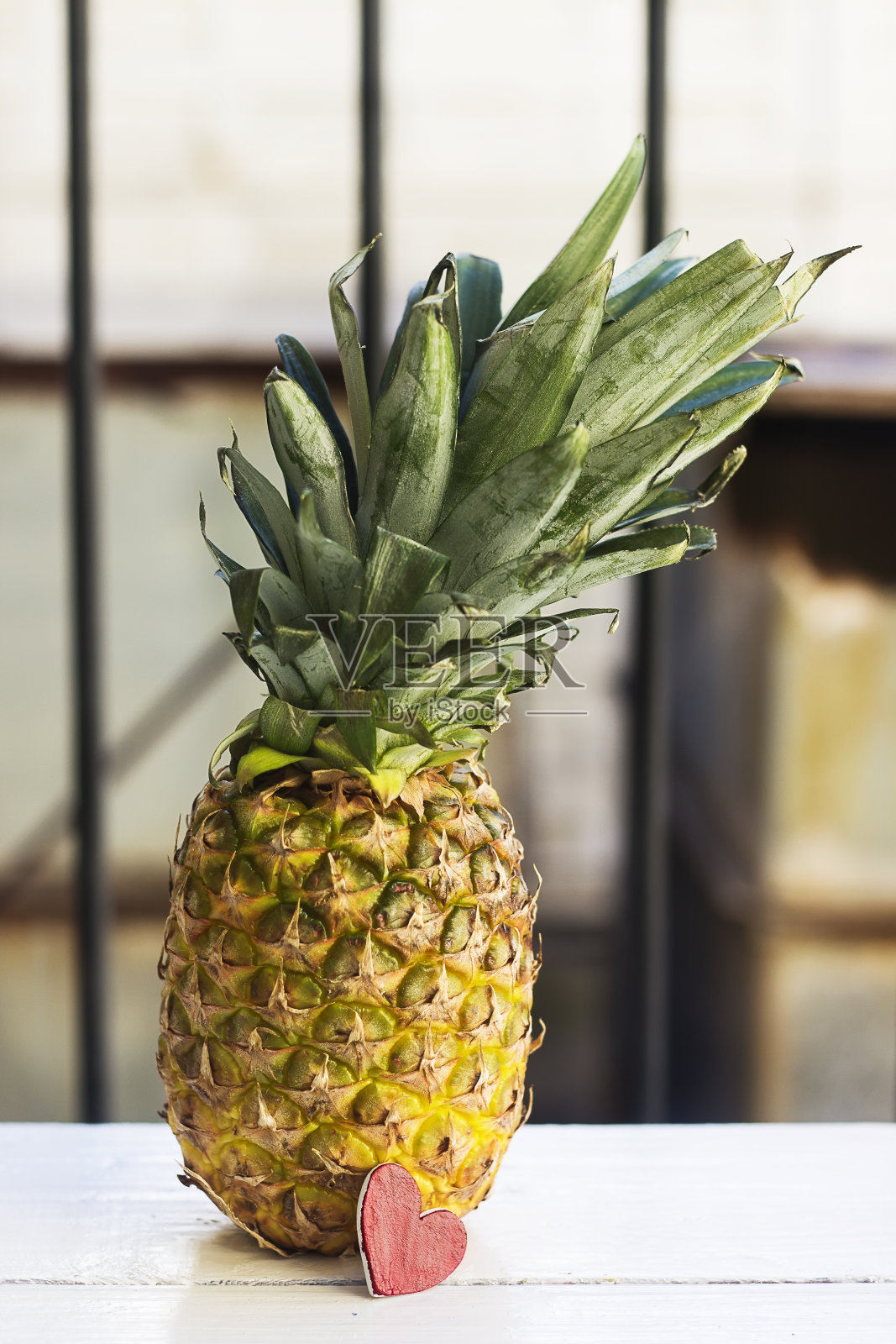 新鲜菠萝配小木心放在木桌上照片摄影图片