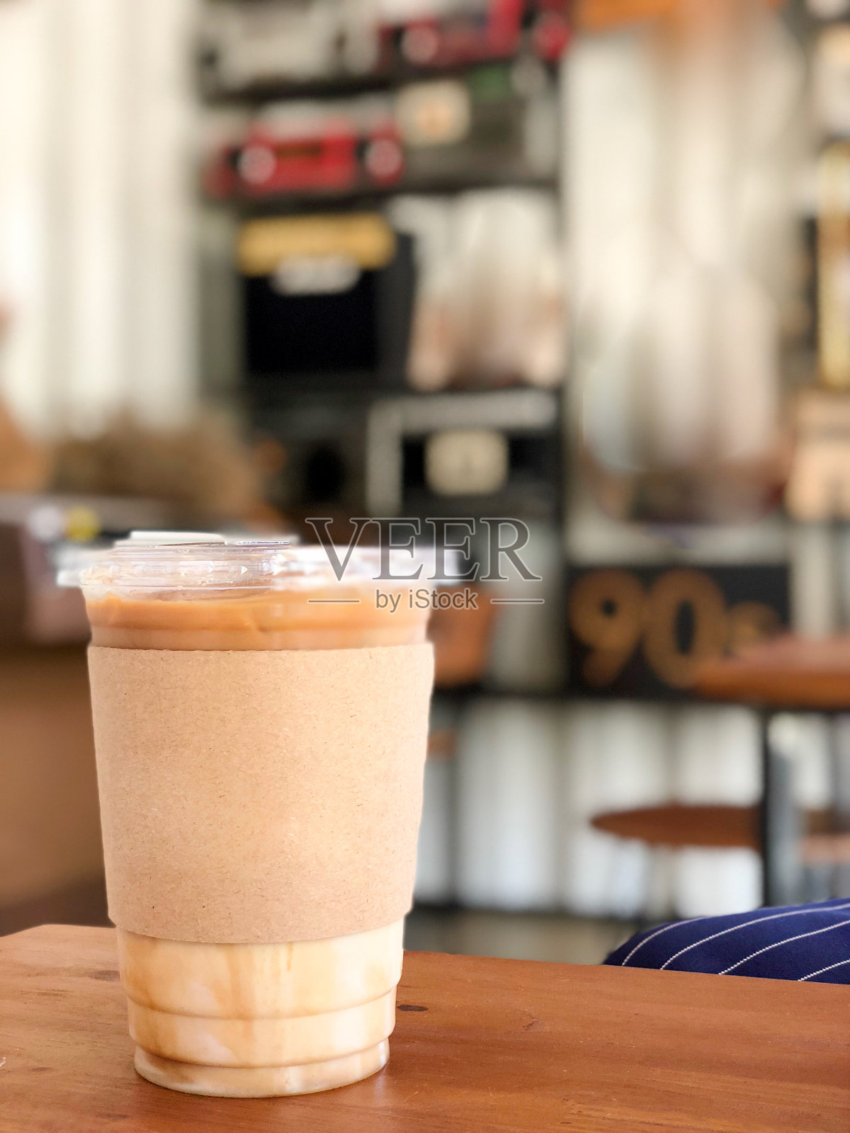 放在木桌上的冰咖啡特写照片摄影图片