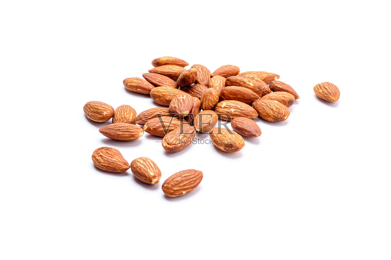 白色背景上的杏仁照片摄影图片