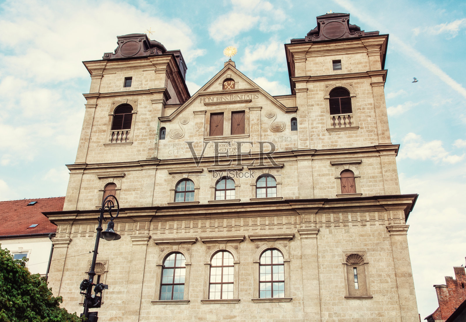 科希策的三位一体教堂，黄色滤镜照片摄影图片