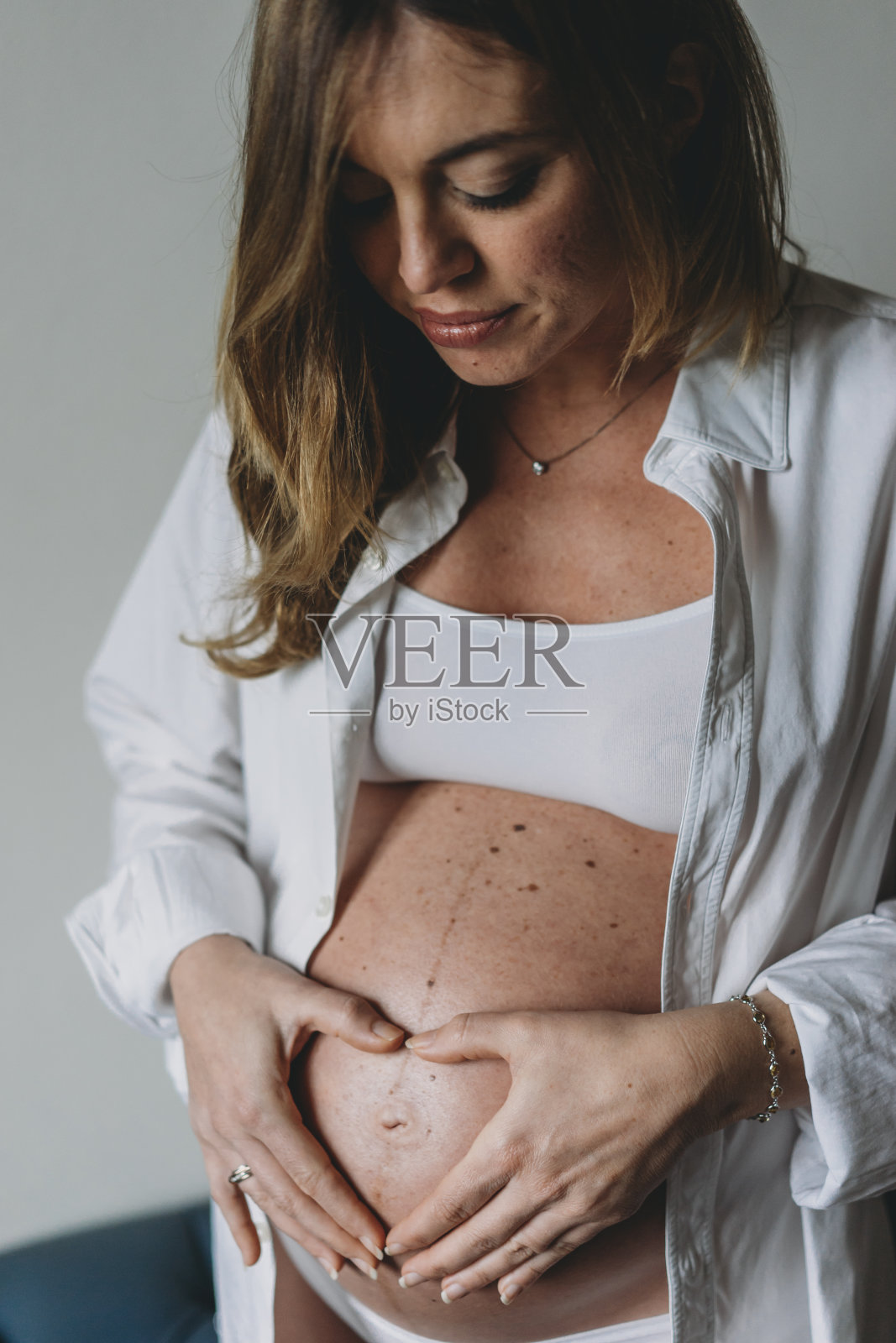 年轻怀孕妇女在家照片摄影图片