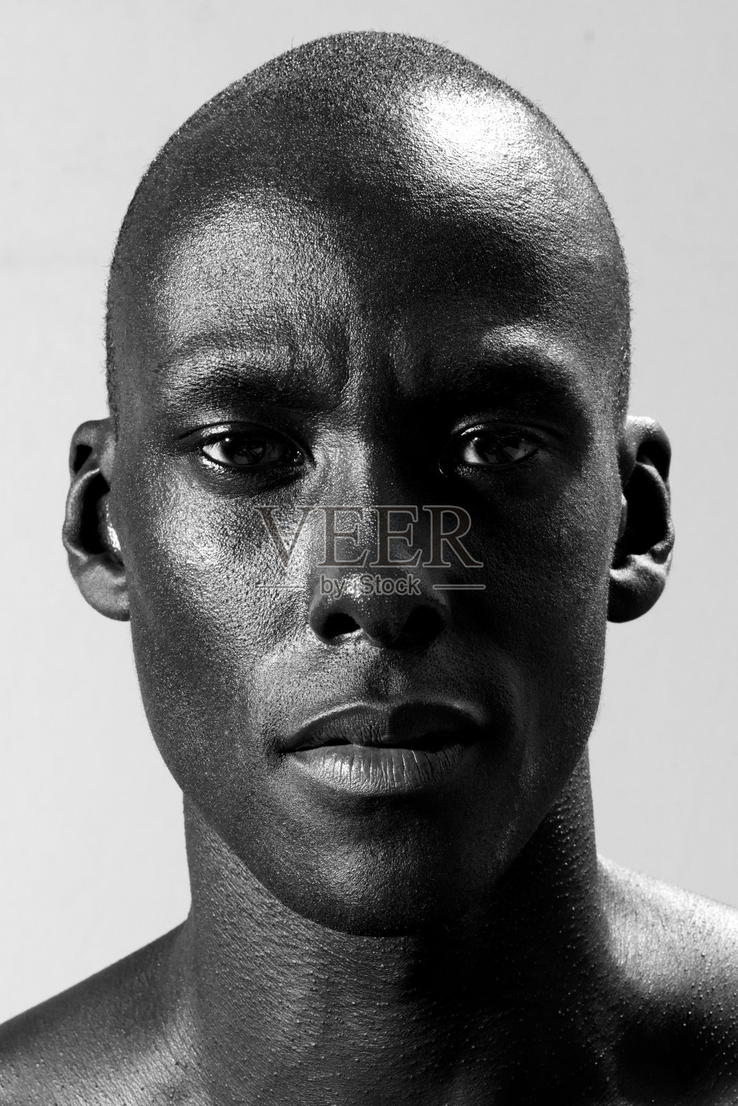 近距离黑人凝视着照片摄影图片