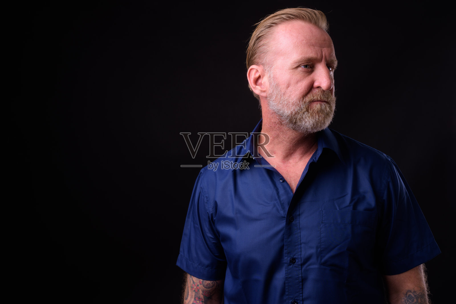 有胡子和纹身的成熟男人照片摄影图片