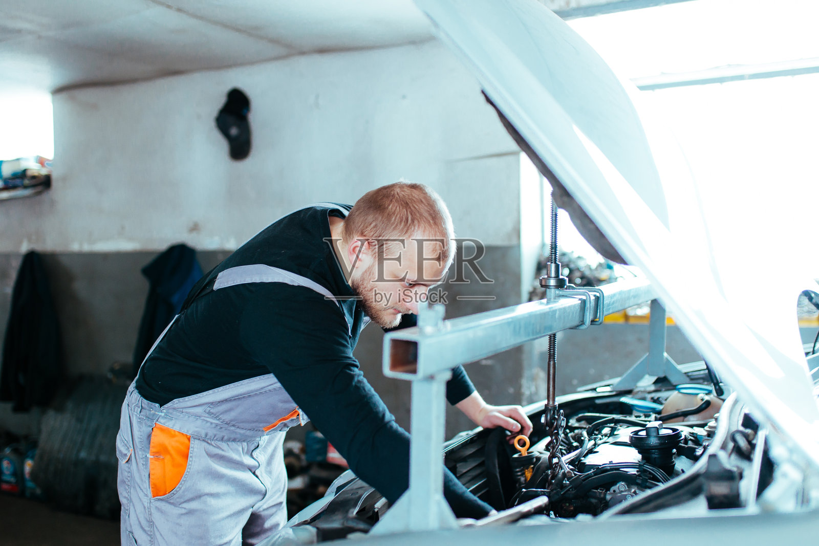 一个修车的人照片摄影图片