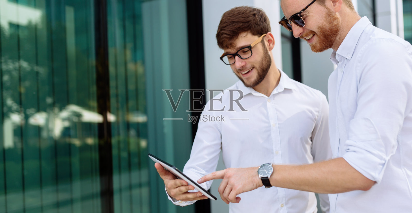 商务人士在户外交谈照片摄影图片