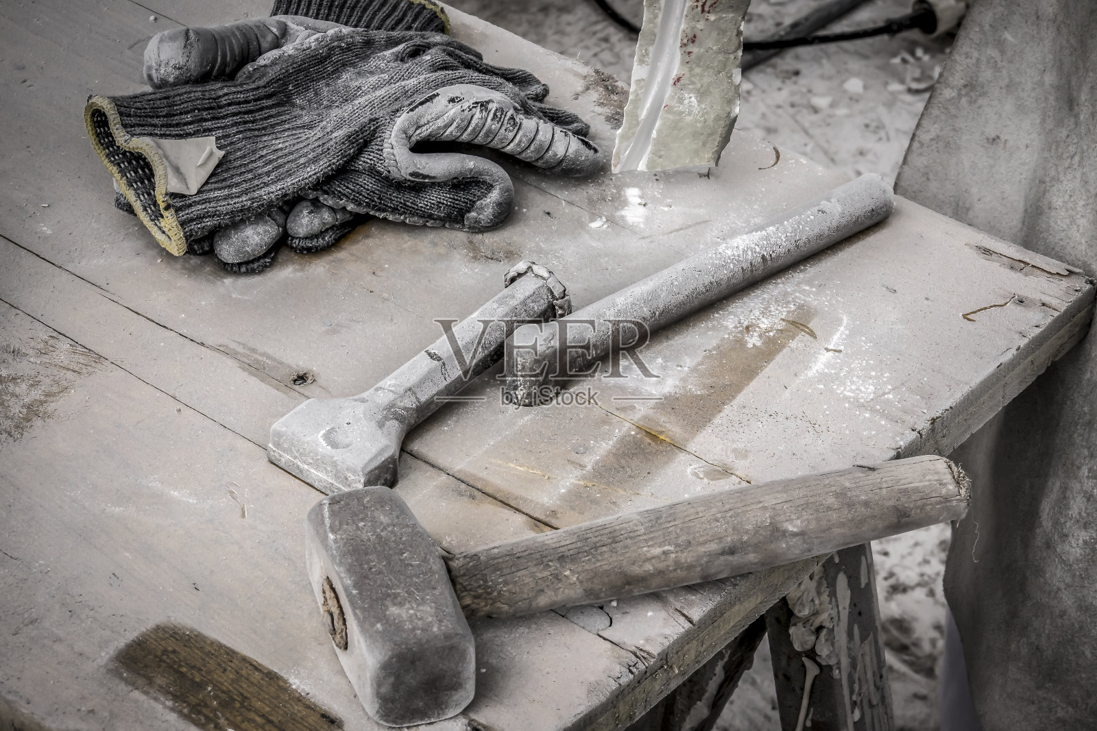 雕刻家的工具:手套、锤子和凿子照片摄影图片