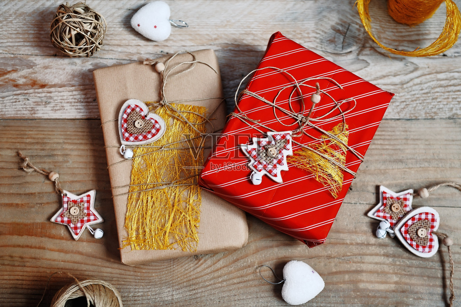 圣诞装饰和礼物盒上的木制背景照片摄影图片