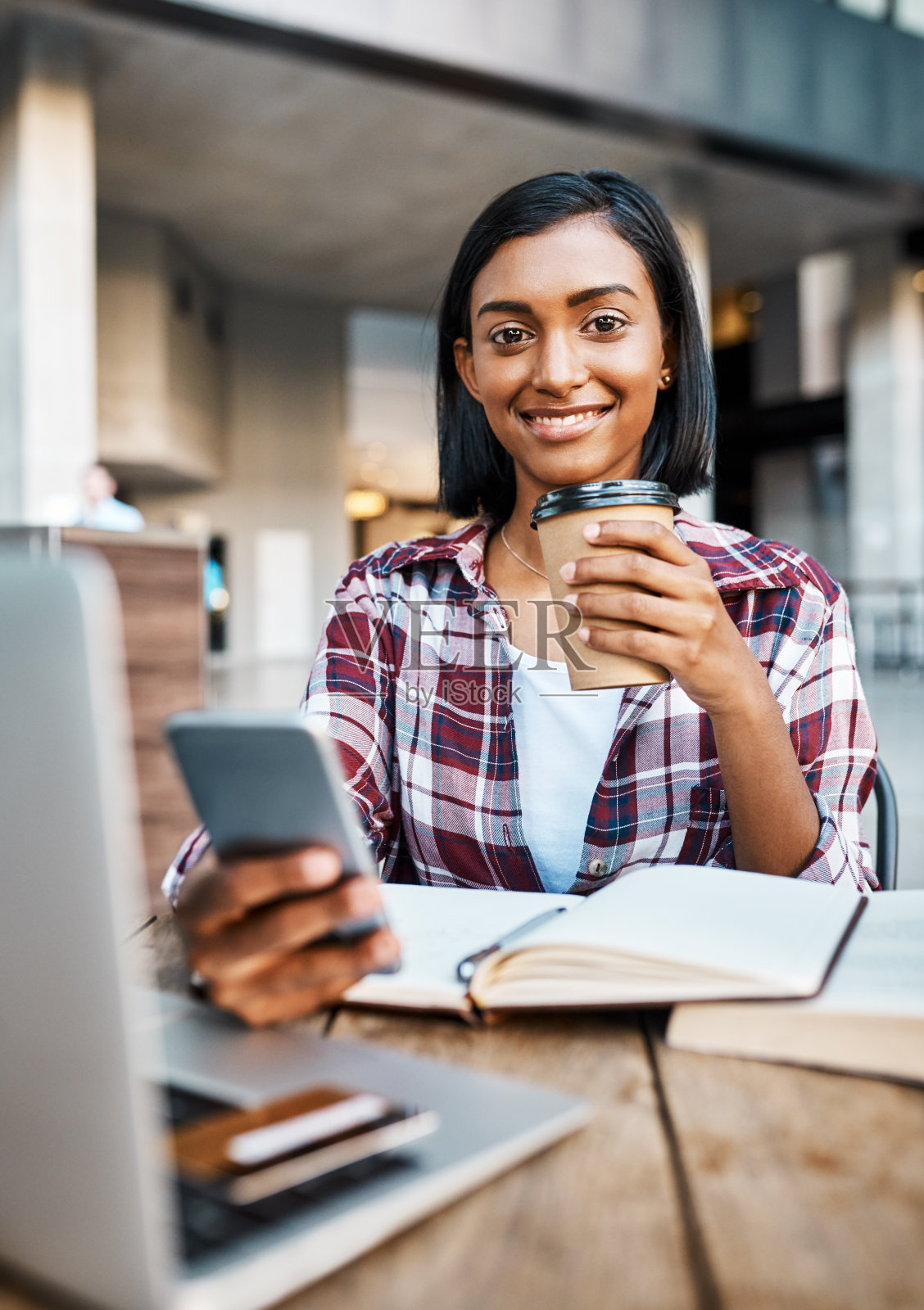 咖啡和社交媒体让她度过了大学生活照片摄影图片