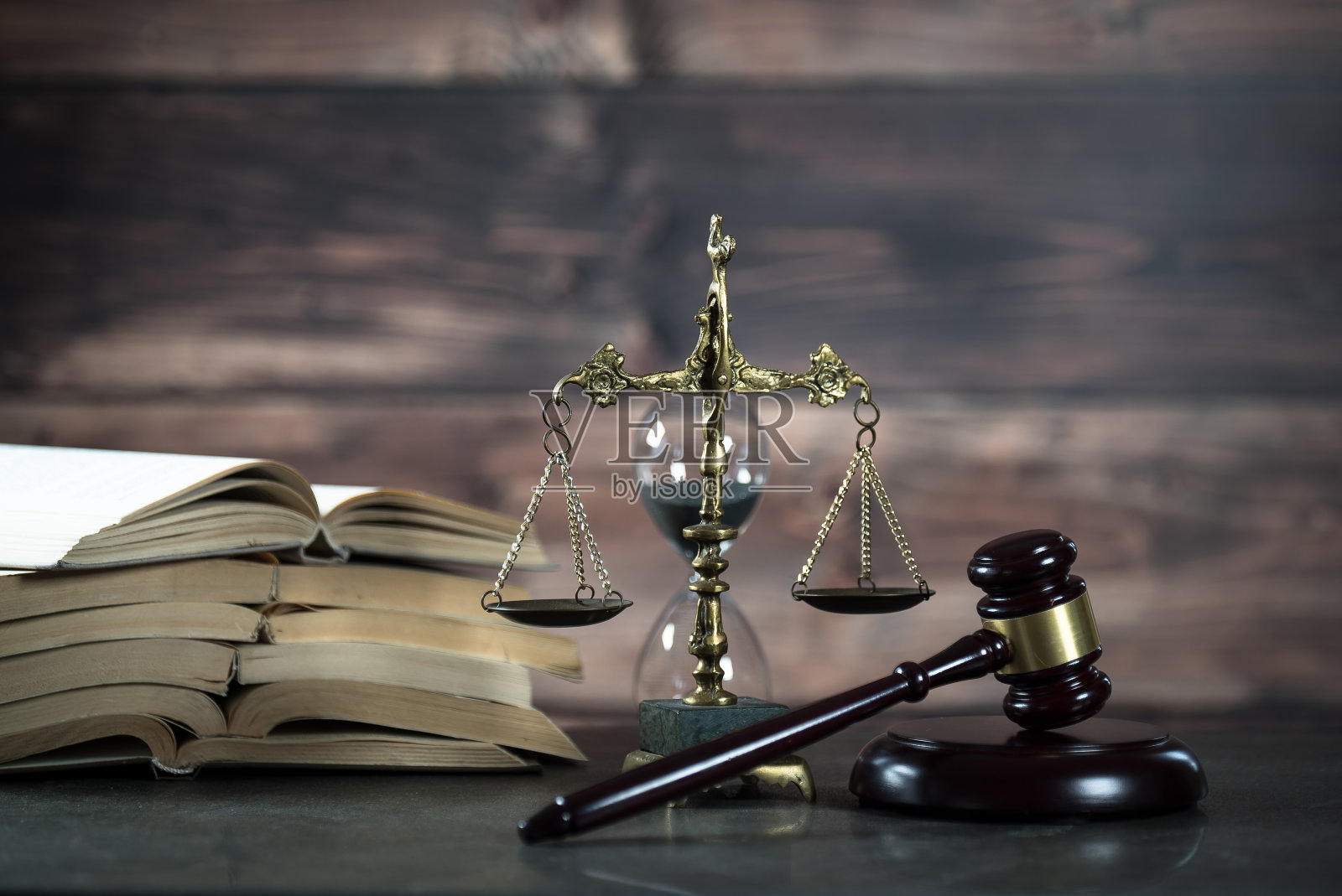 法律与正义主题：法官的法槌、书籍、正义天平。棕色背景照片摄影图片