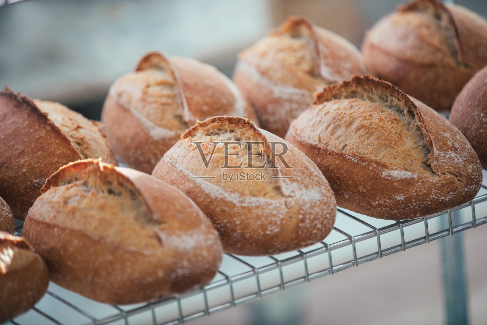 新鲜烘焙的手工面包，酸面包照片摄影图片