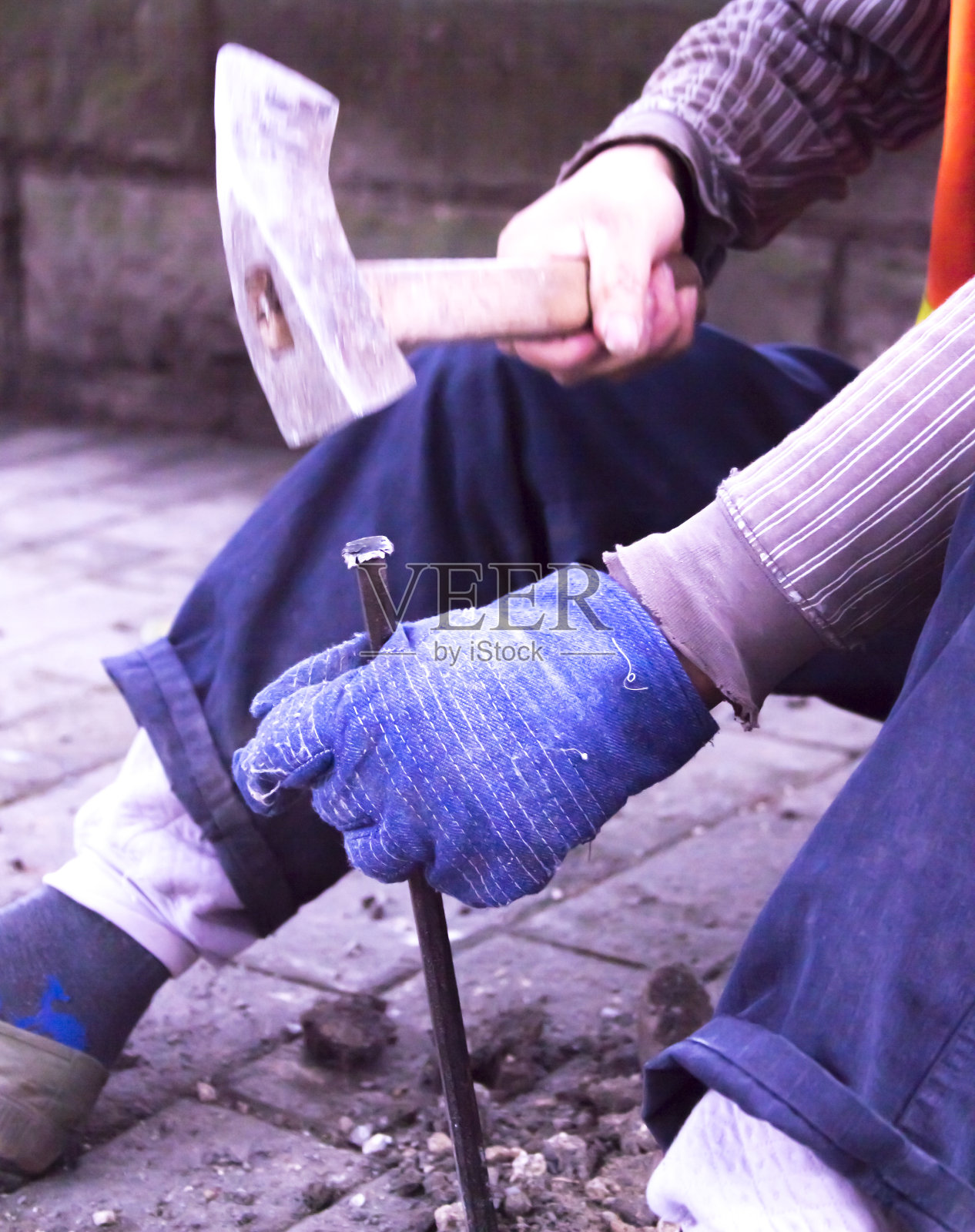 工人们在建造城市地砖，特写照片摄影图片