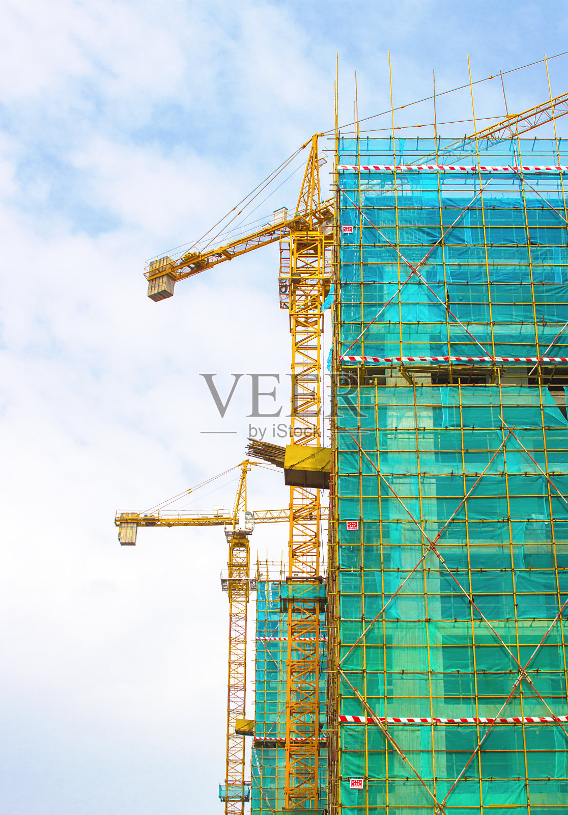 吊塔在建筑工地，建造摩天大楼照片摄影图片