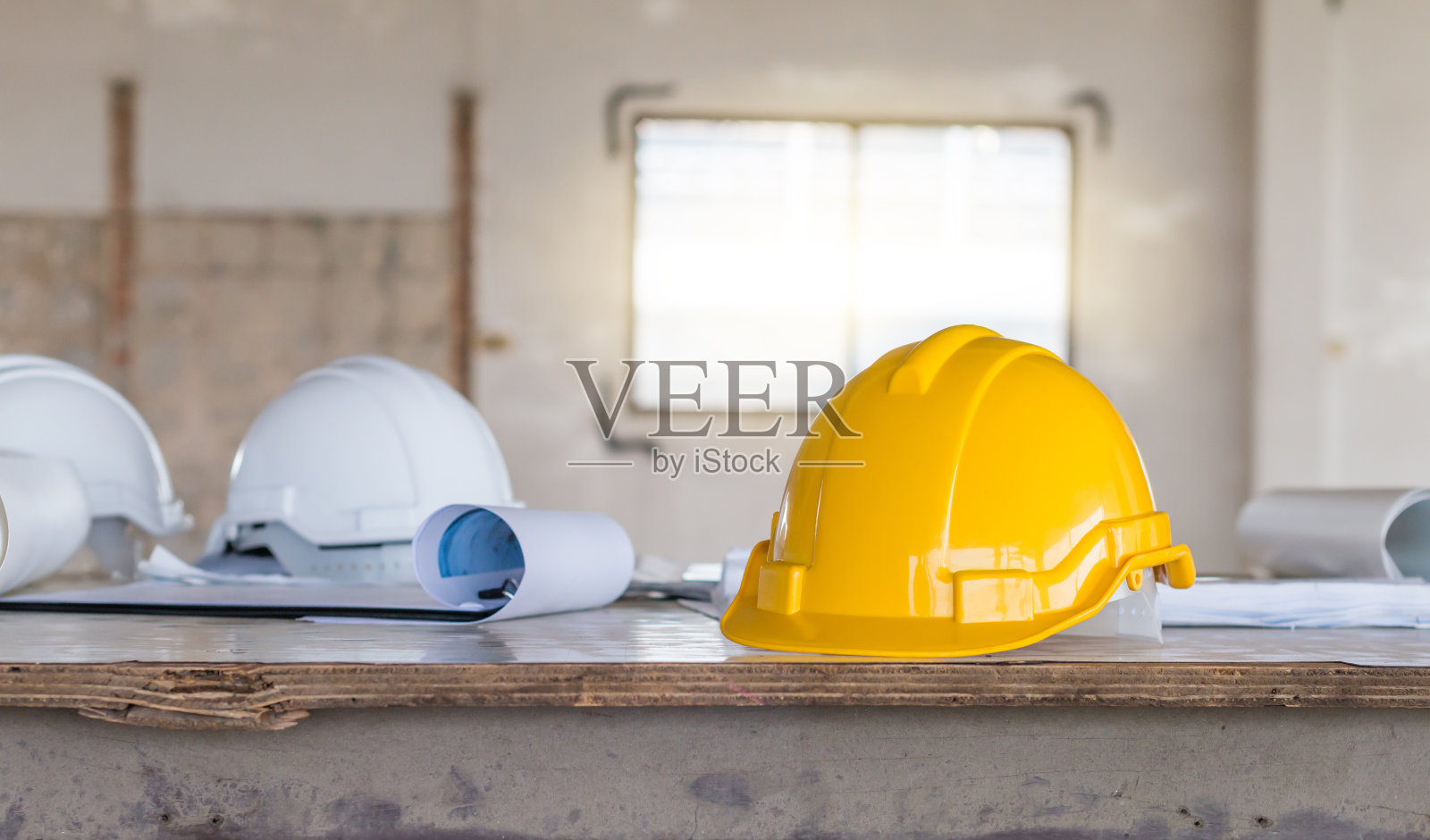 施工现场桌上的安全帽和图纸照片摄影图片
