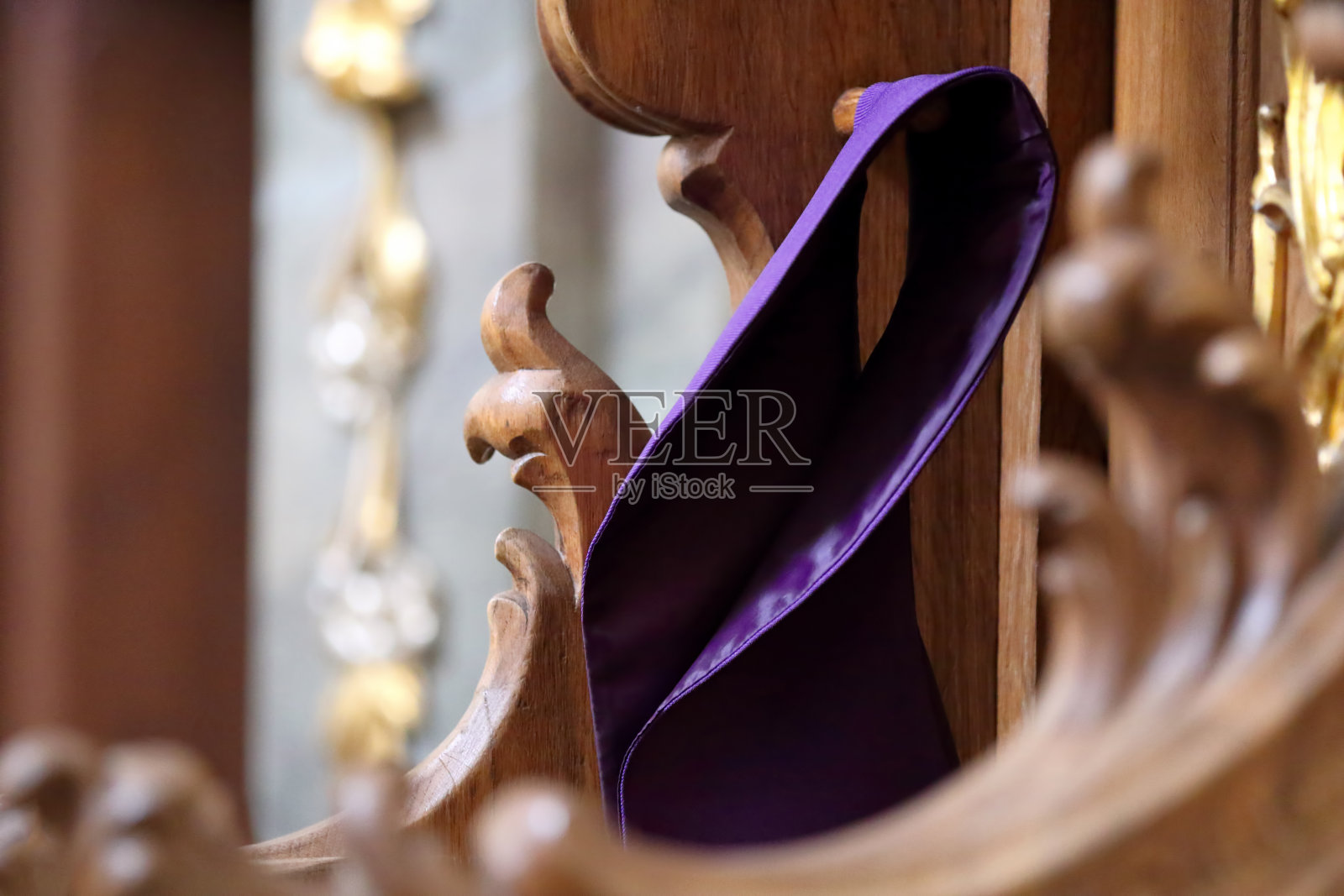 木制的忏悔室与偷在教堂里照片摄影图片