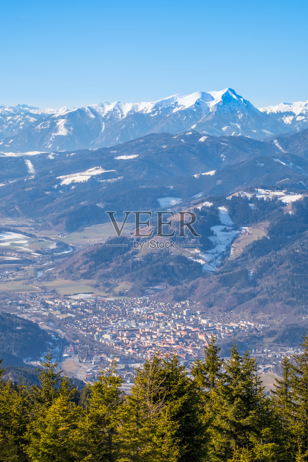 从伦菲尔德山到布鲁克和德尔穆尔镇的景色照片摄影图片