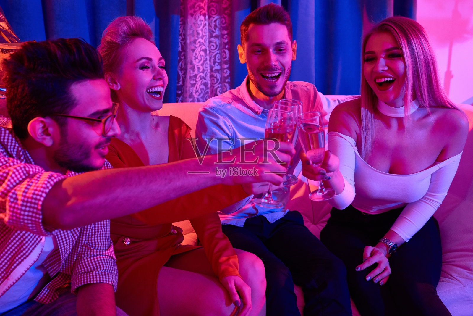 人们在很棒的派对上喝香槟照片摄影图片