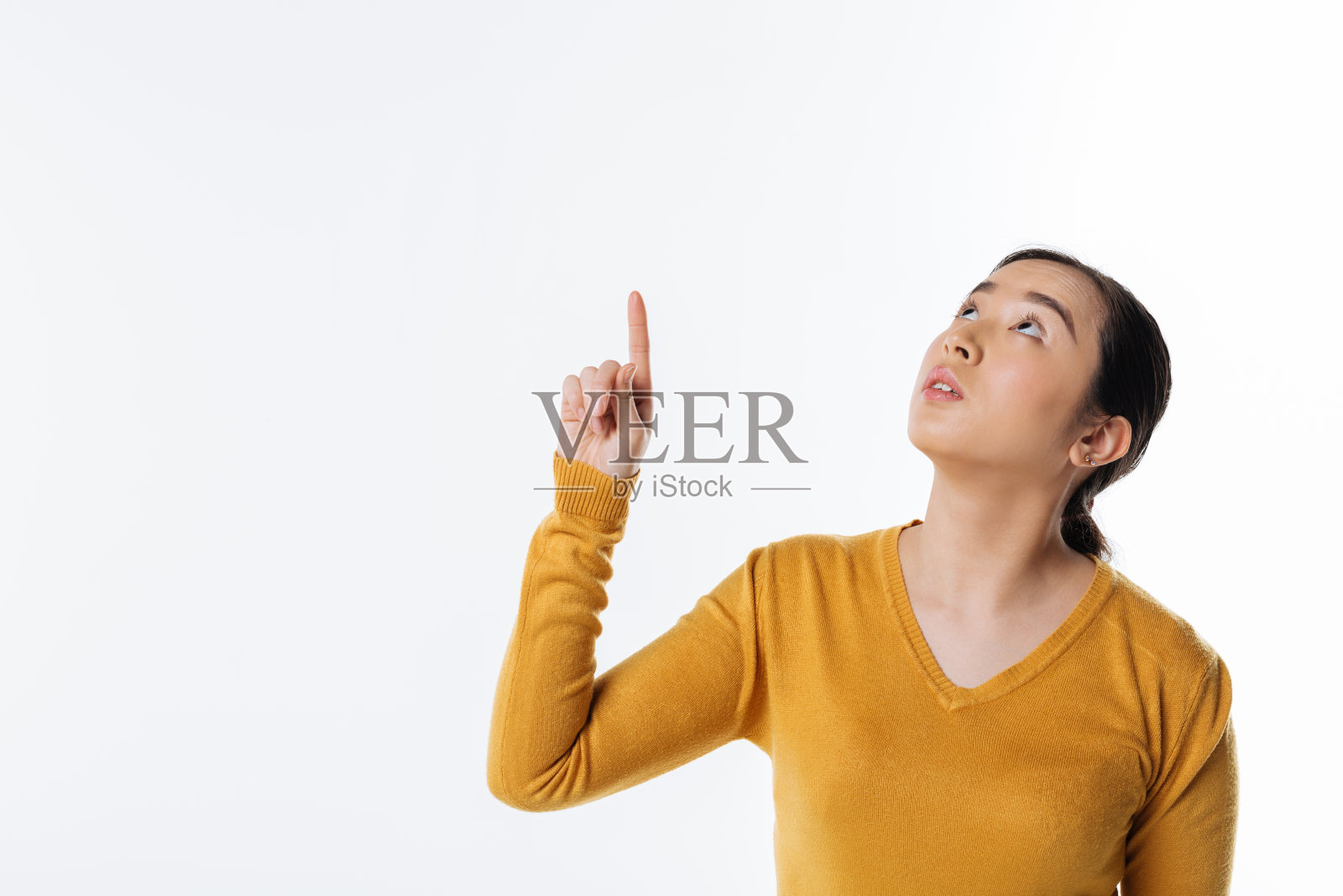 漂亮的女人抬头看照片摄影图片