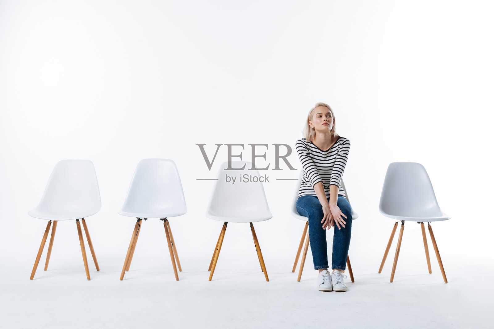 可爱的年轻女子在等她的朋友照片摄影图片