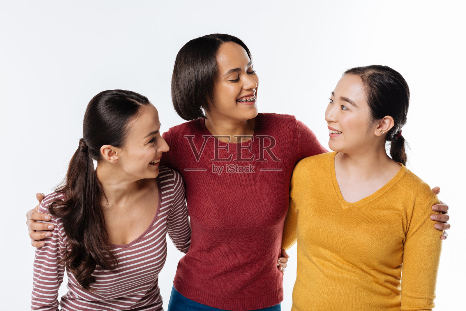 快乐而积极的朋友们互相看着照片摄影图片