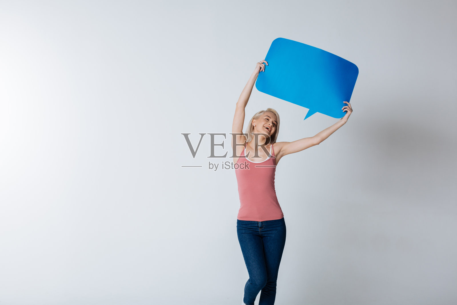 快乐的女人拿着一个信息牌照片摄影图片