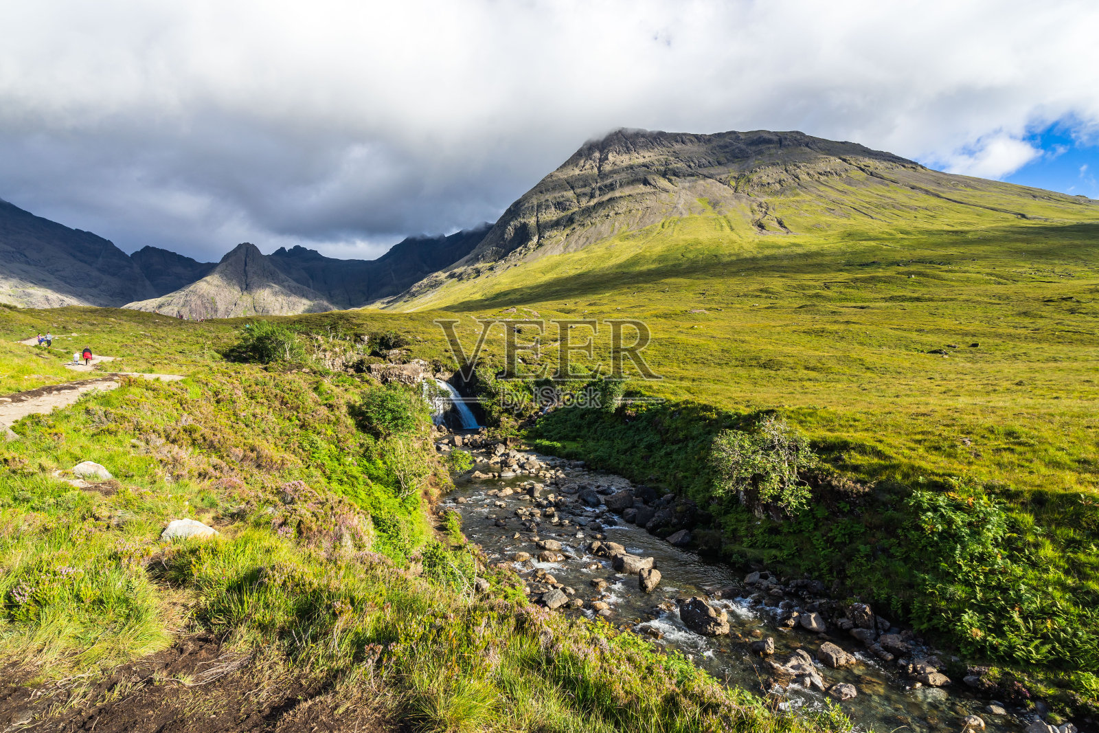 景观与河流脆性从仙女池和库林山，斯凯岛，苏格兰，英国照片摄影图片