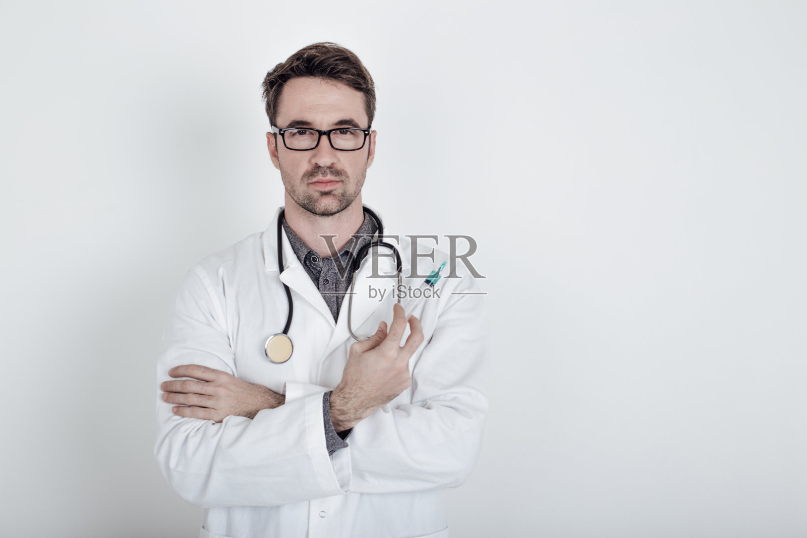 穿着实验服的科学家拿着注射器接种疫苗照片摄影图片