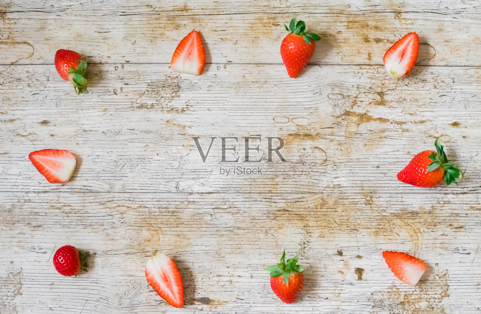 棕色木桌上以草莓为背景照片摄影图片