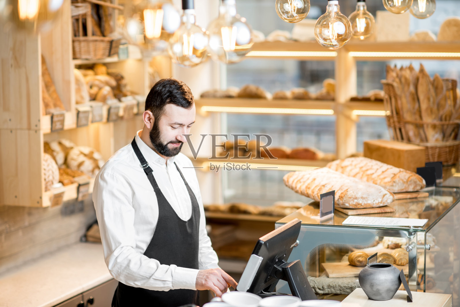 面包店里的售货员照片摄影图片
