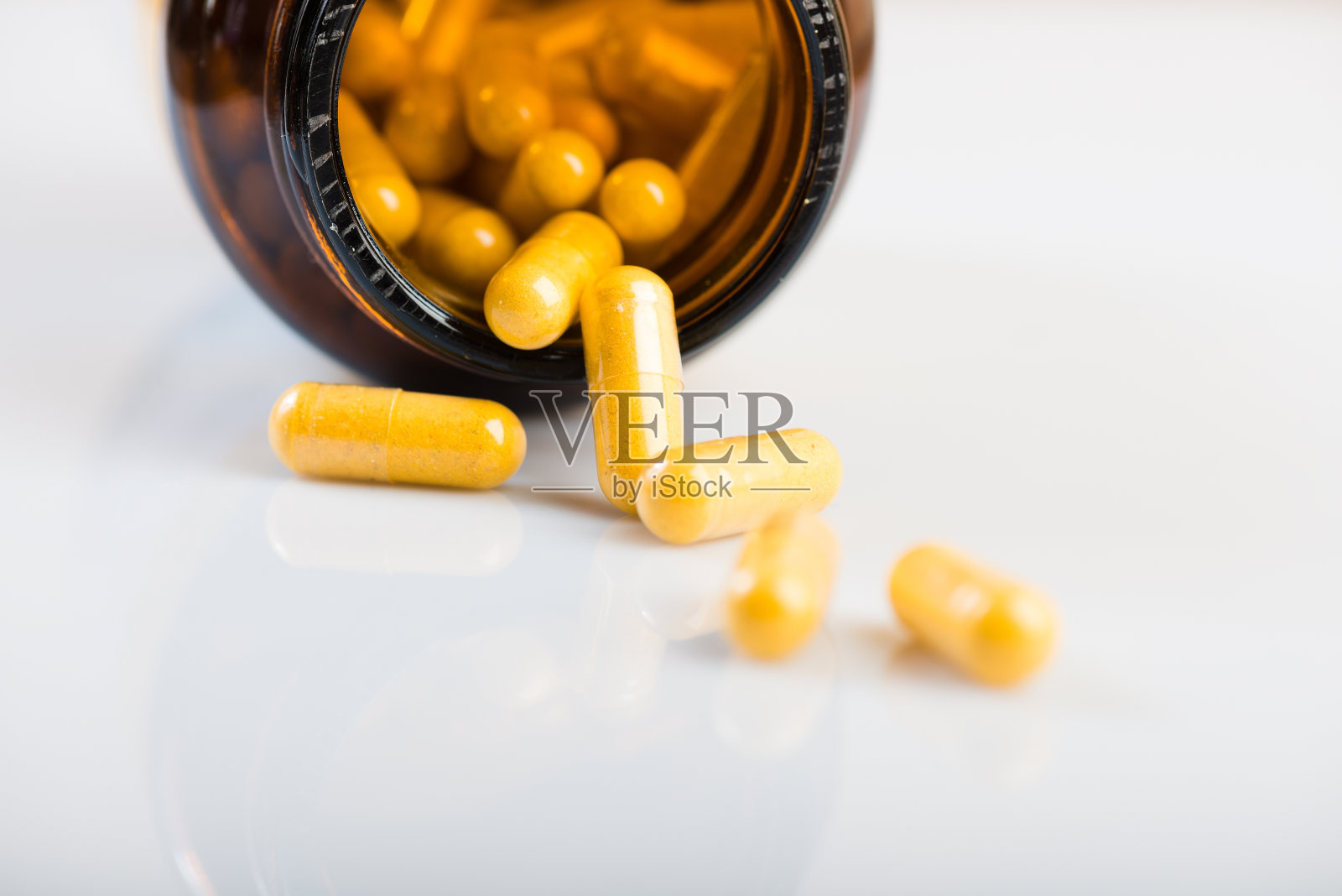 药丸从药瓶里溢出来照片摄影图片