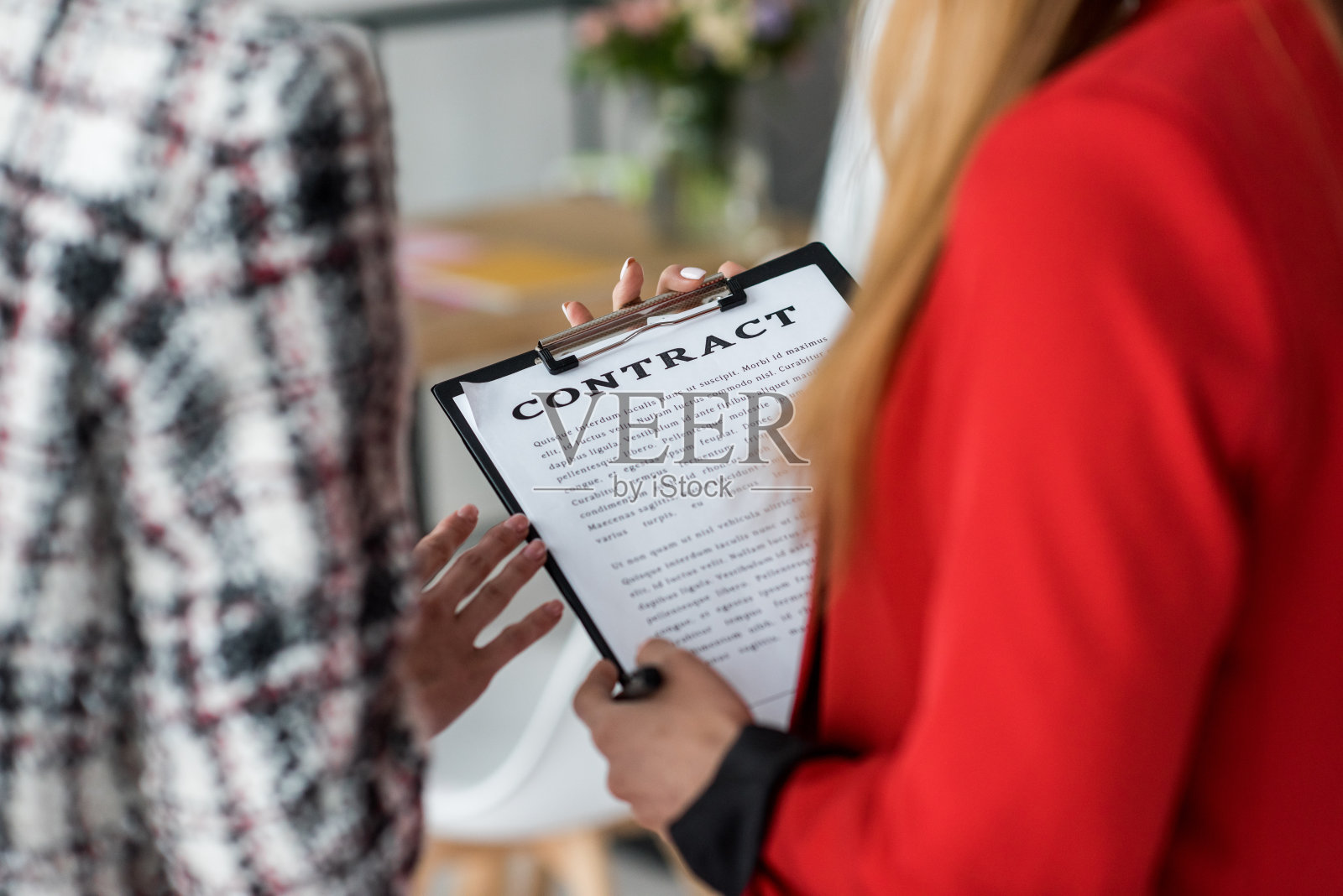 对杂志上的女商人签订合同的看法照片摄影图片