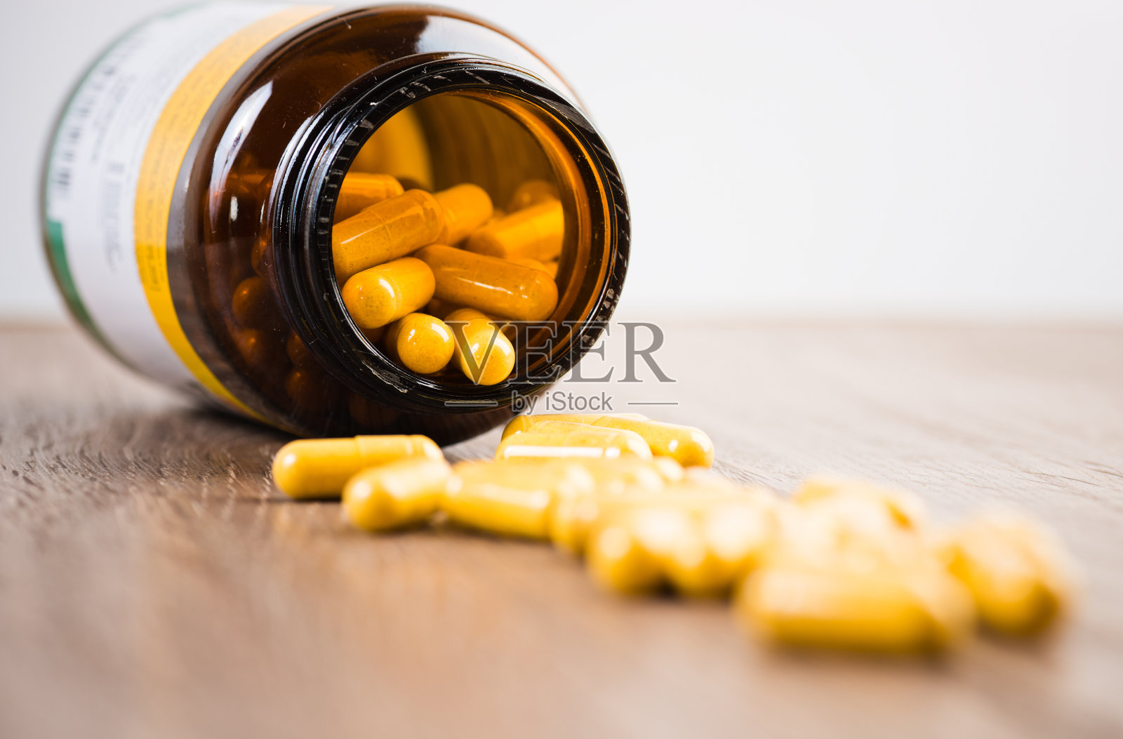 药瓶中倒出的药丸照片摄影图片