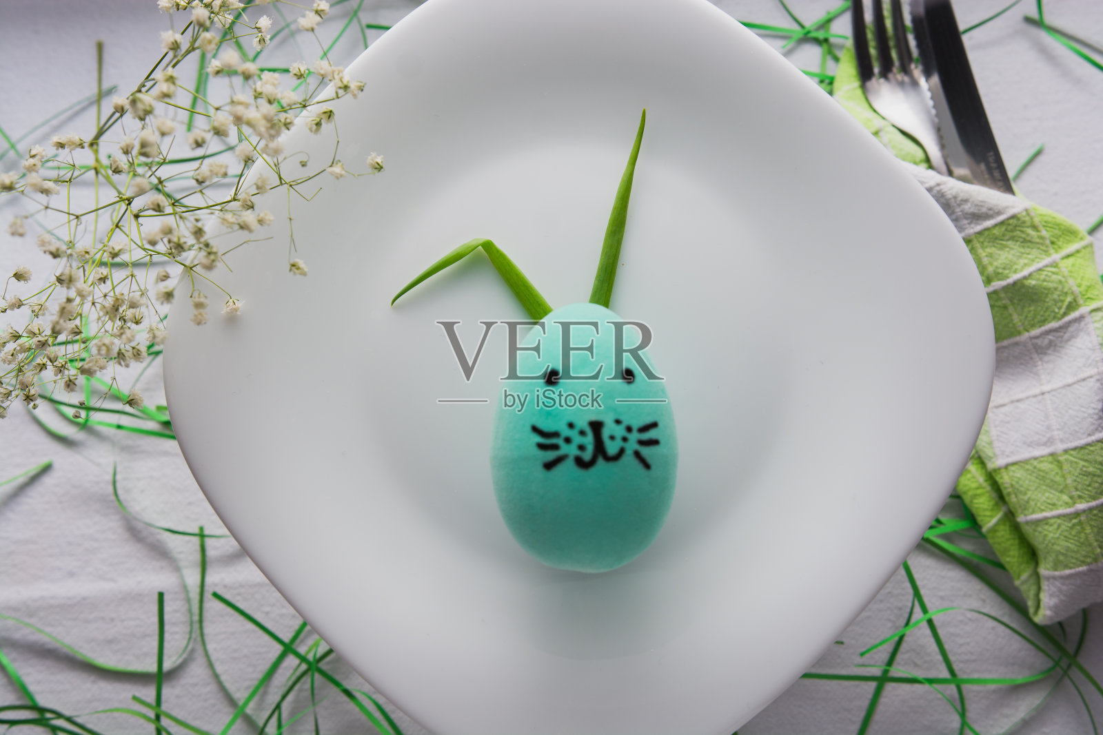 在盘子里有一只兔子的复活节蛋照片摄影图片