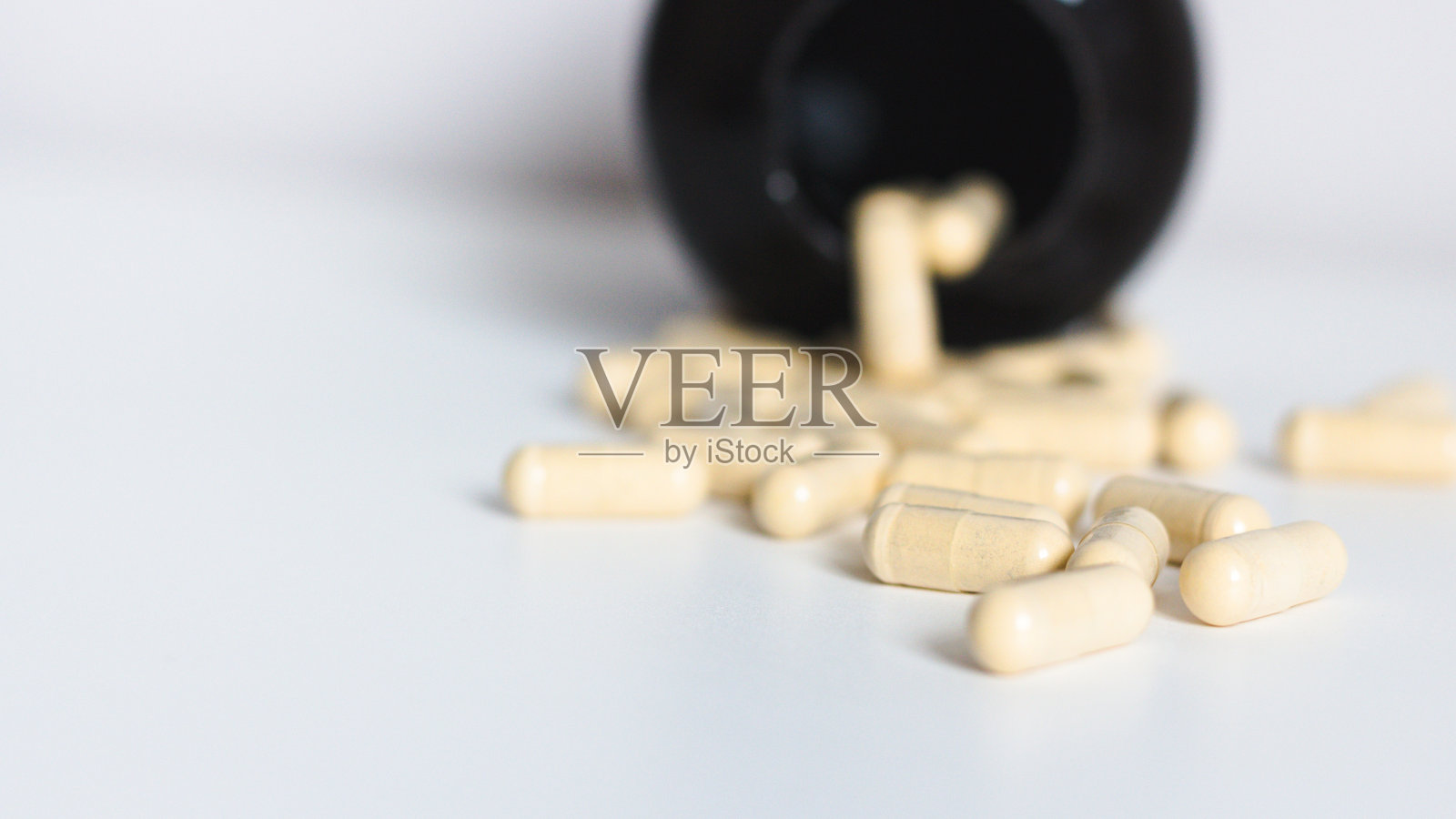 药瓶在白色背景上的胶囊照片摄影图片