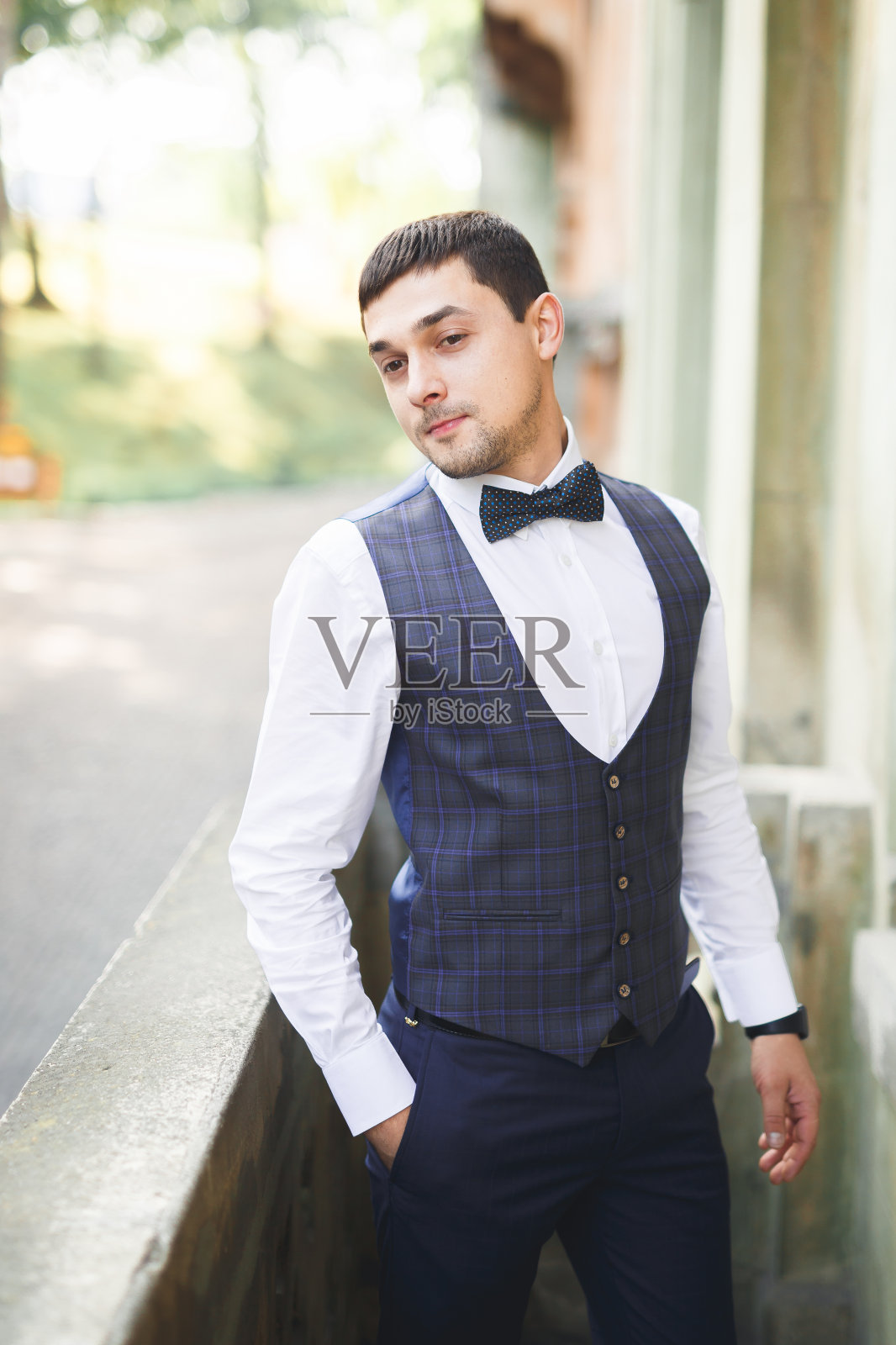 年轻英俊的男子放松在他的公寓在一个酒店商务会议后照片摄影图片