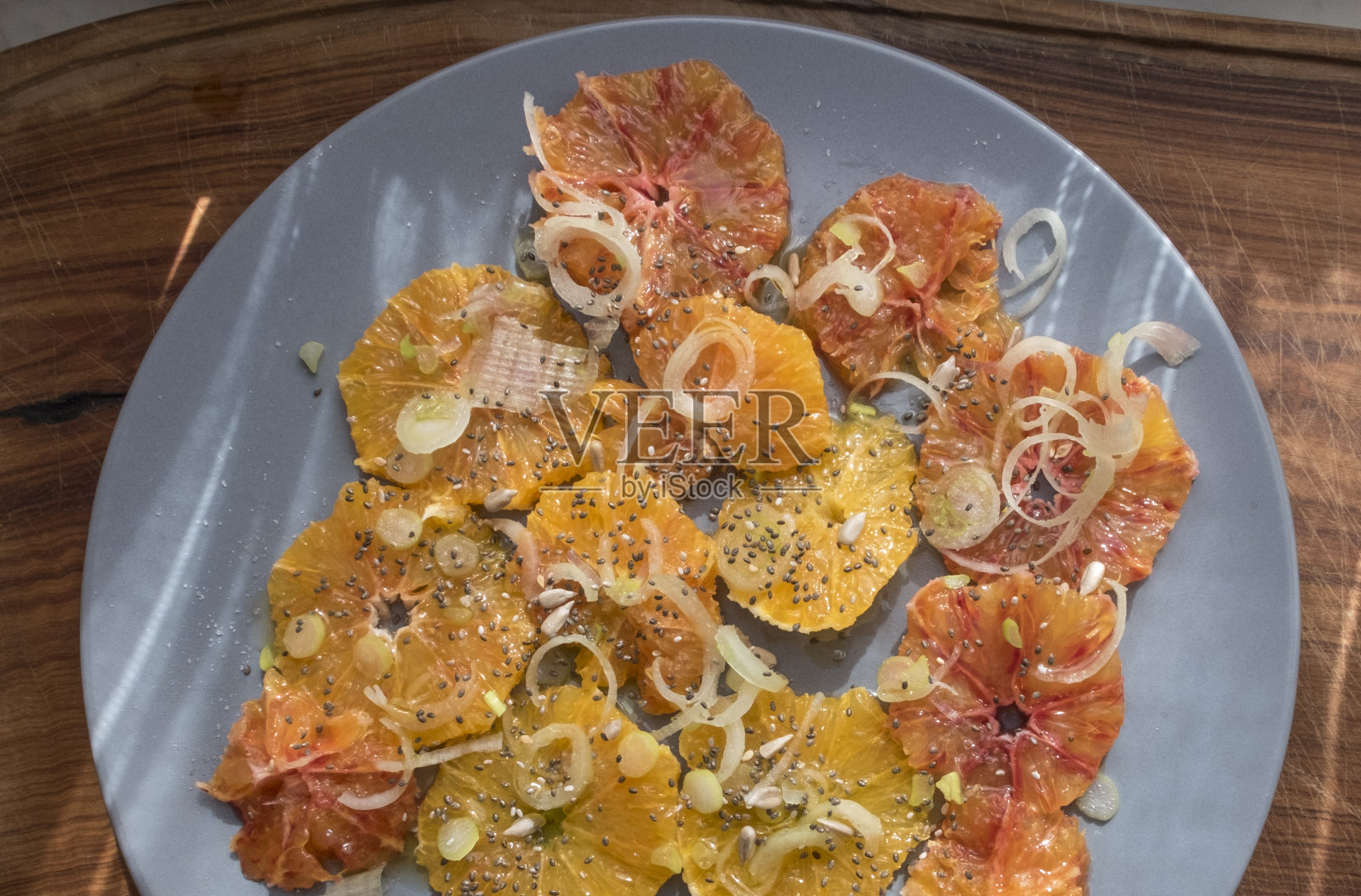 一盘橙洋葱沙拉。照片摄影图片