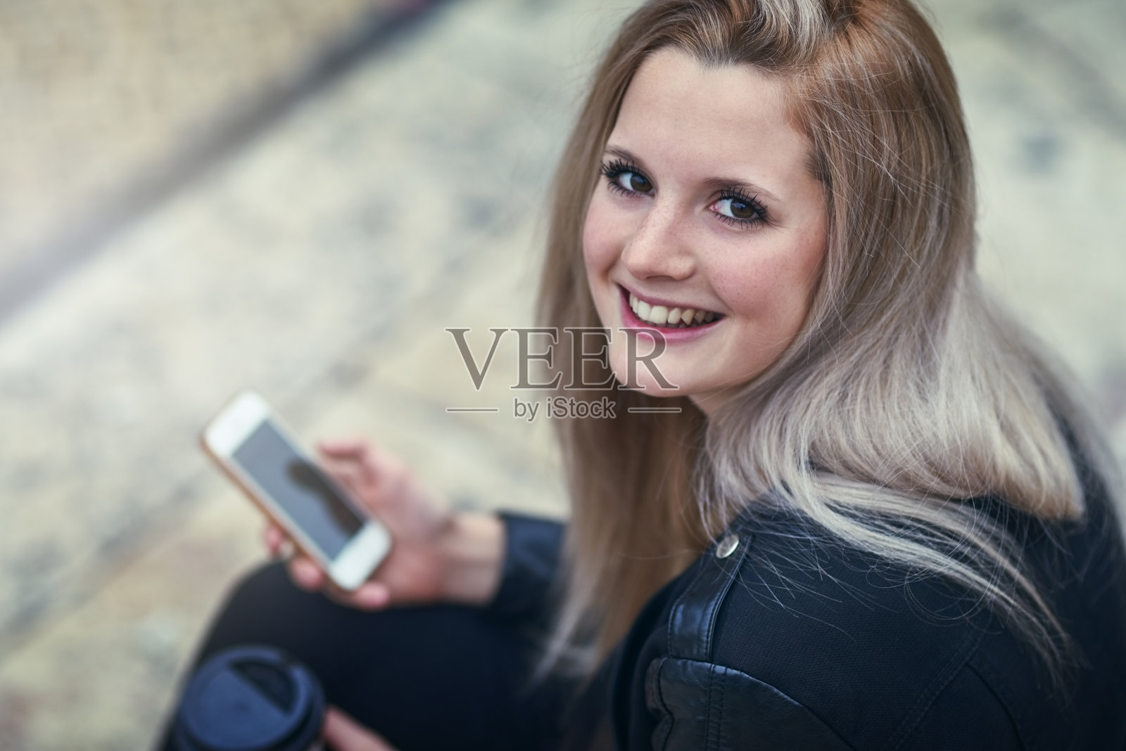 他刚发短信了，马上就到照片摄影图片