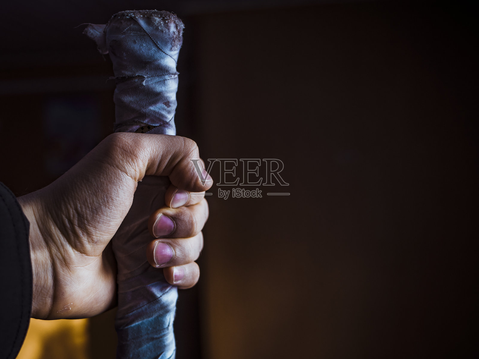 战斗棒在手孤立黑色背景照片摄影图片