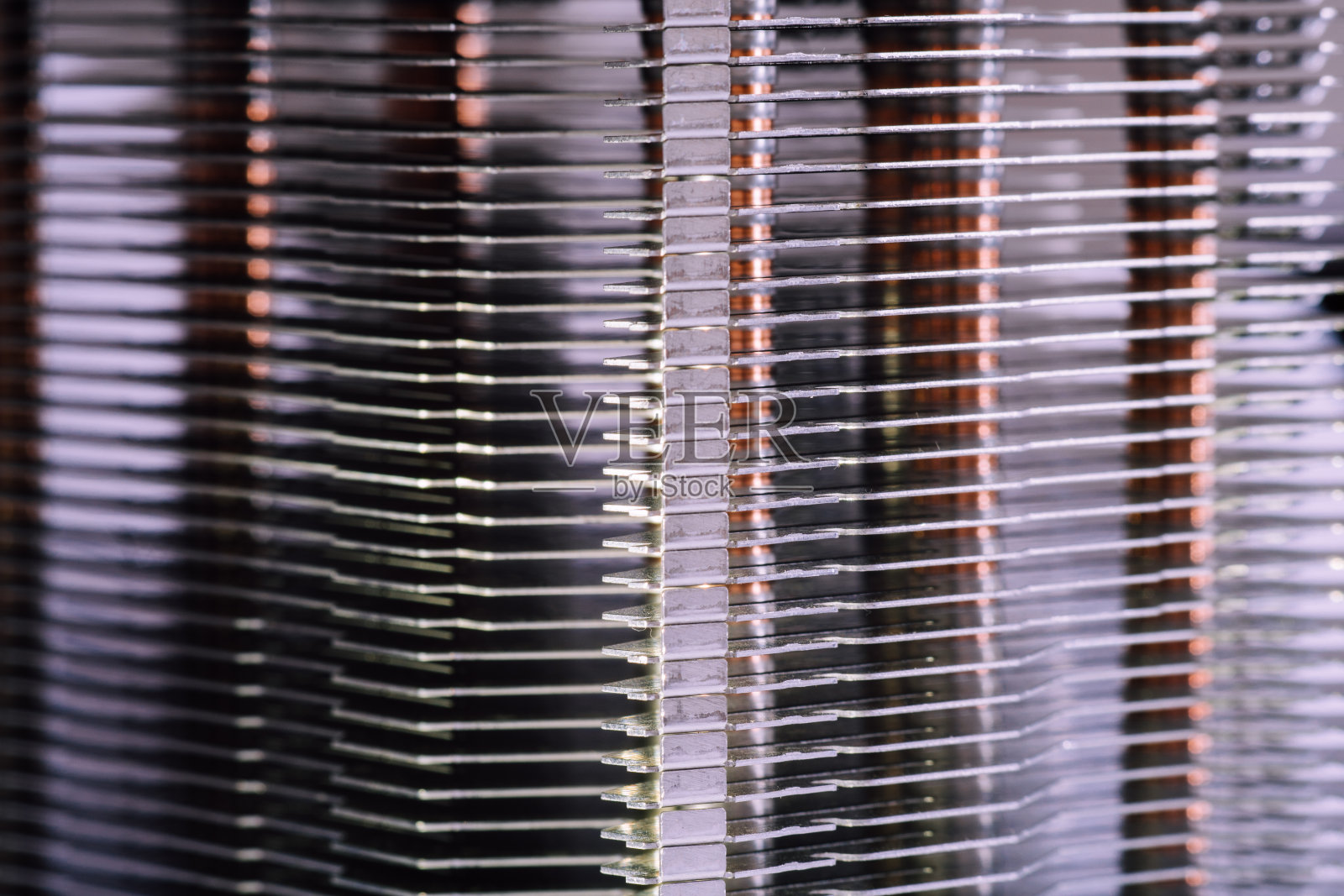 铝散热器与铜热管特写与美丽的散焦照片摄影图片