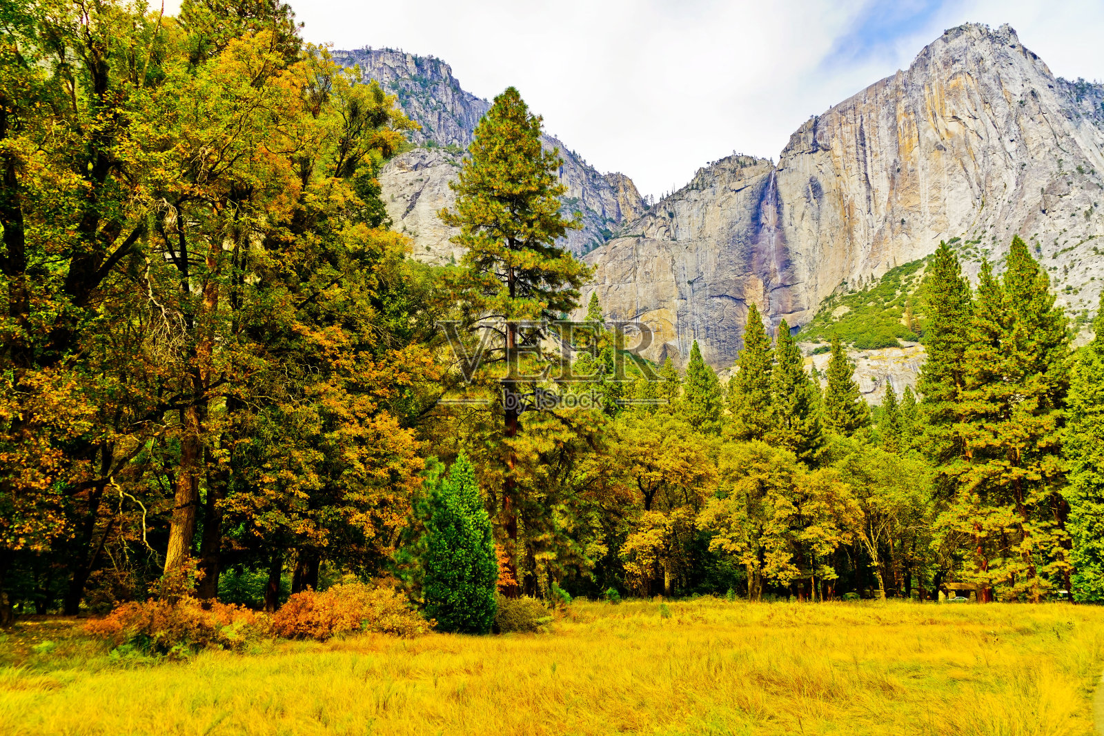 秋天的约塞米蒂国家公园里的约塞米蒂山谷。照片摄影图片