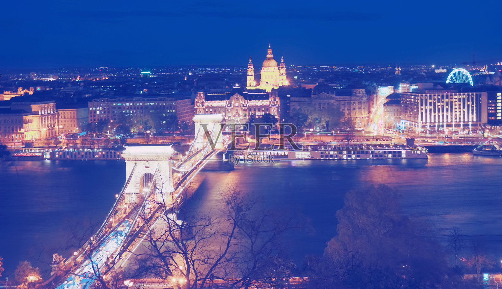 布达佩斯的铁链桥和议会的夜晚照明照片摄影图片