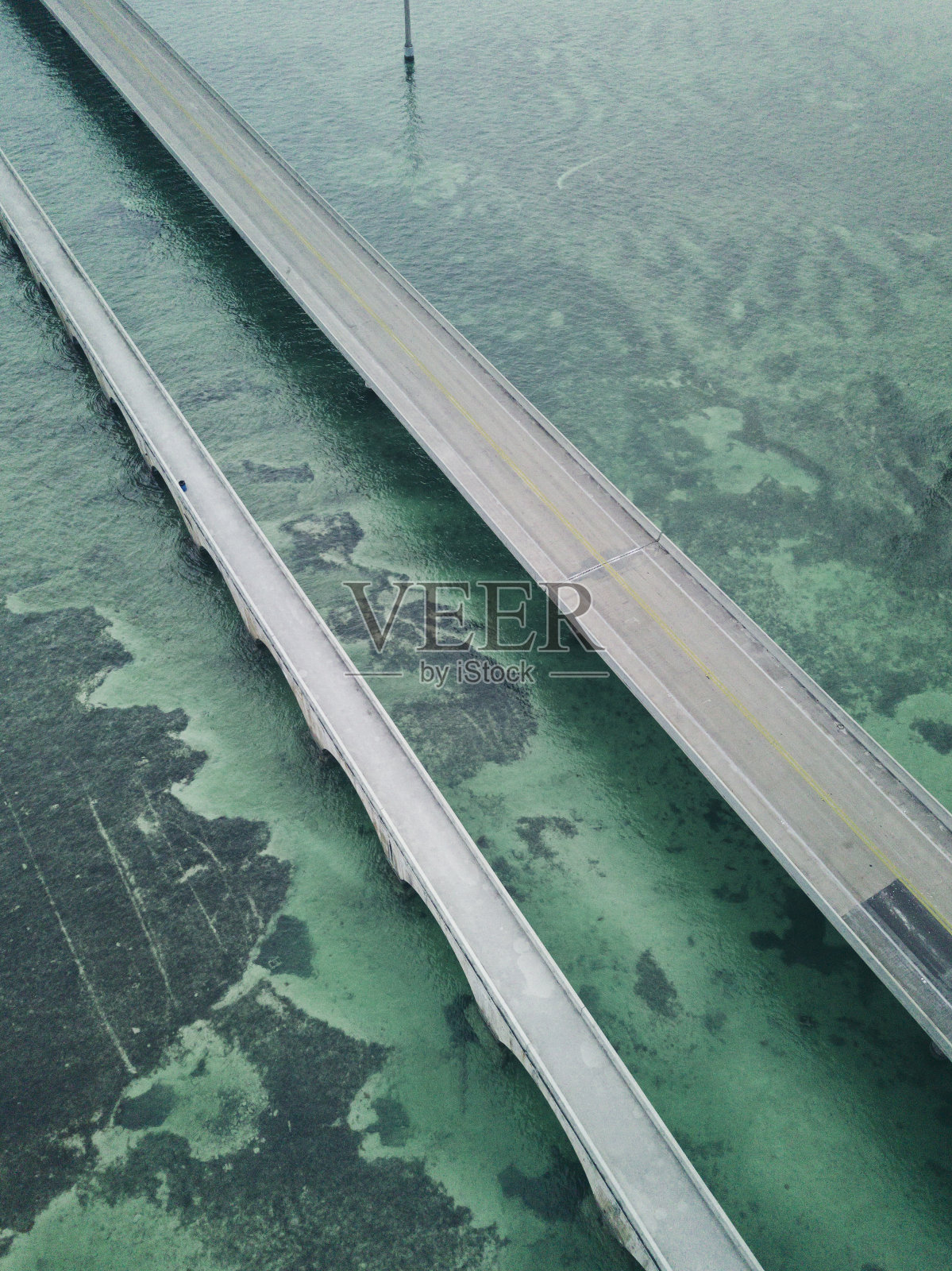 从无人机的角度看佛罗里达群岛的桥梁照片摄影图片