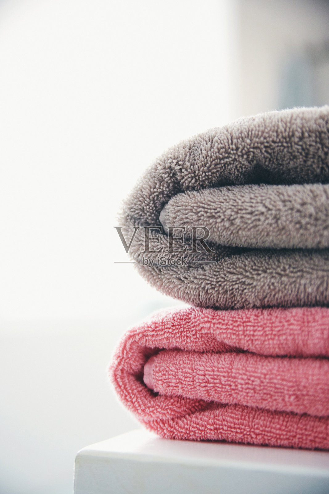 明亮通风的现代水疗中心，如浴室和彩色毛巾照片摄影图片