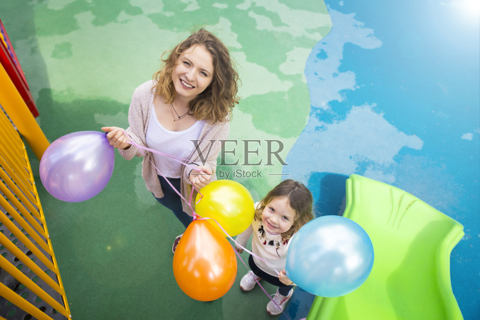 年轻的家庭快乐照片摄影图片