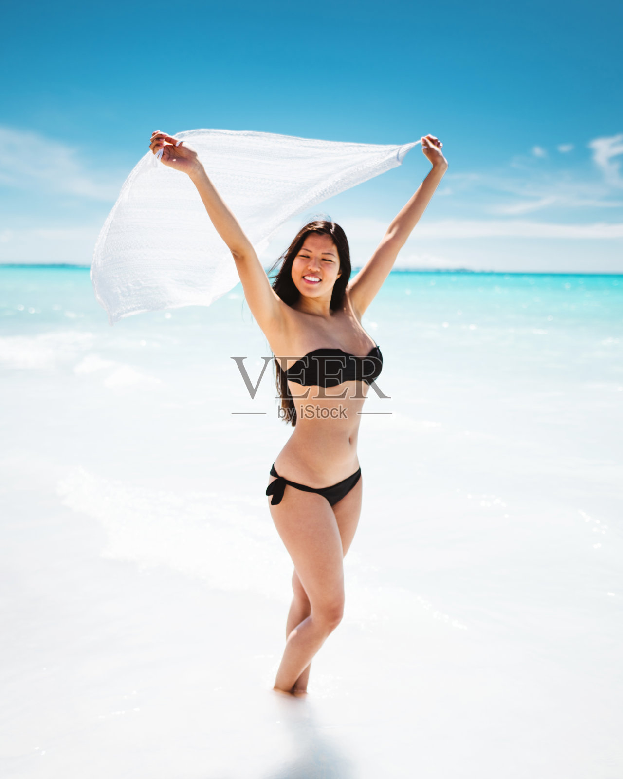 海边的自由女性照片摄影图片