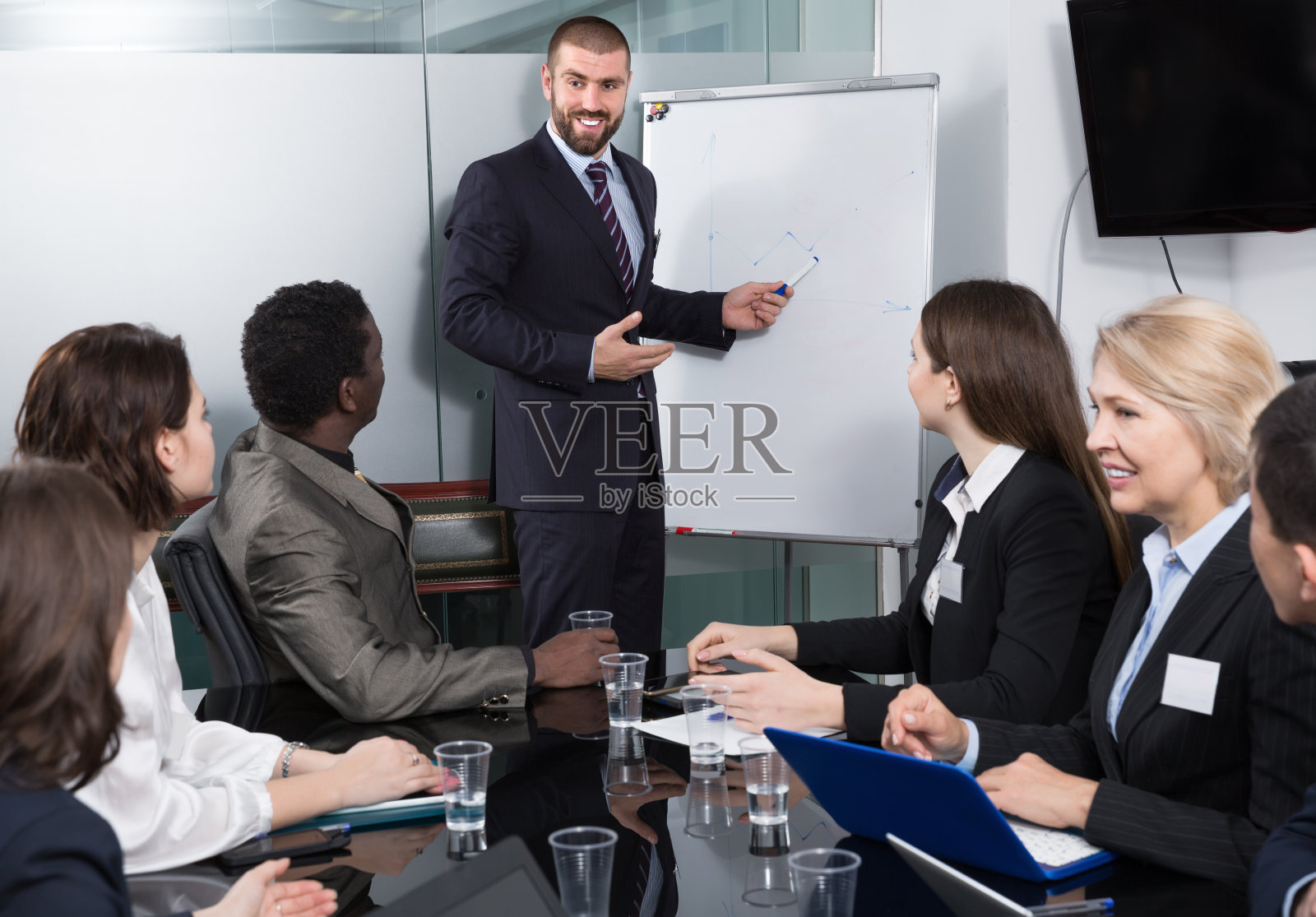 男发言人在公司商务会议上发言照片摄影图片